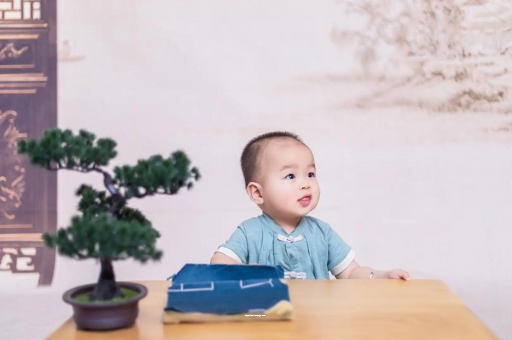 十堰怀孕肚子中间凹两边凸
